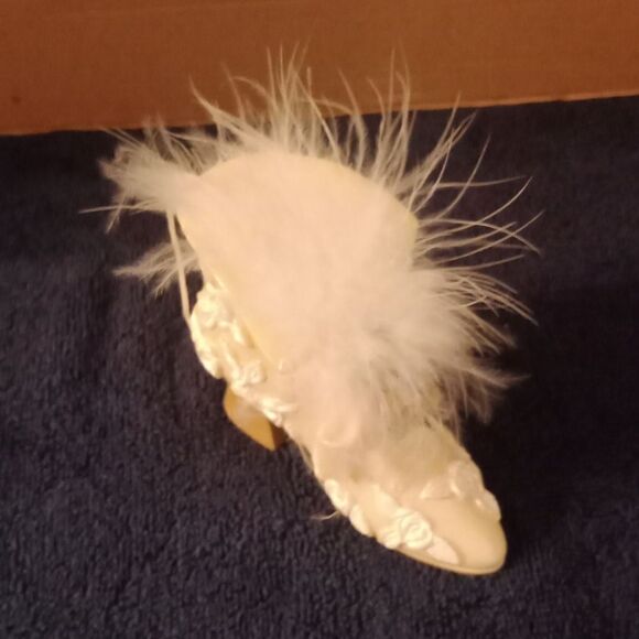 Vintage Avon 1999 heeled shoe Christmas decoration gold rose, bow feathers - Picture 1 of 4